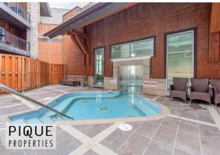 Chic Twin Rockies Getaway - Pool and HotTub - Sleeps 8 - 9
