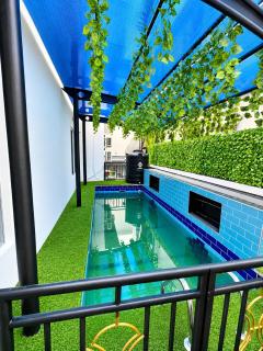 Mustard Seed 4BR Luxe Apartment with Pool - 1