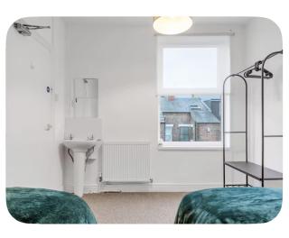 Charming 4Bed House in Radford Free On Street Parking - 9