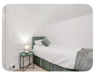 Charming 4Bed House in Radford Free On Street Parking - 2