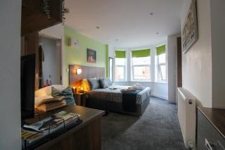 Victoria House - Deluxe Studios in Coventry City Centre, free parking, by COVSTAYS - 3