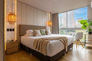16th Floor Luxury Suite with Private Jacuzzi & Mountain View - 9
