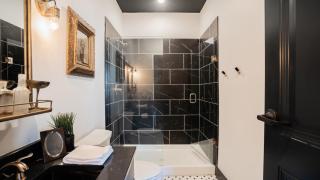 Pickle Factory Hotel - 2BR Next to Wenzel Distillery - Covington - 9