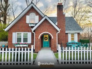 Cottage for 12, Close to Ark, Private Parking, 4BR - 0