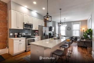 Main Street 2BR, Walk to Bars, Stadiums, Downtown - 0