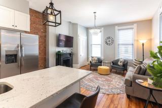 Main Street 2BR, Walk to Bars, Stadiums, Downtown - 9