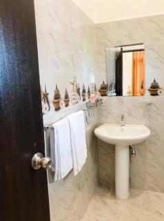 Sri White Villa Airport Boutique Hotel - 9