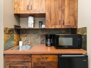 MTN Studio Escape Sleeps 2 Hot Tub and Ski Access - 9