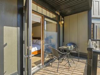 MTN Studio Escape Sleeps 2 Hot Tub and Ski Access - 7