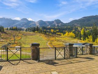 MTN Studio Escape Sleeps 2 Hot Tub and Ski Access - 6