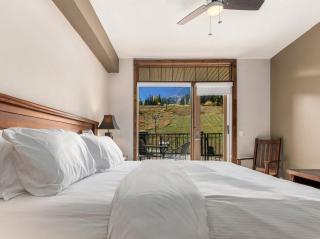 MTN Studio Escape Sleeps 2 Hot Tub and Ski Access - 4