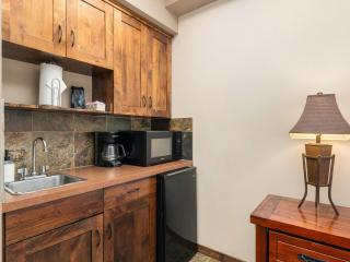 MTN Studio Escape Sleeps 2 Hot Tub and Ski Access - 5