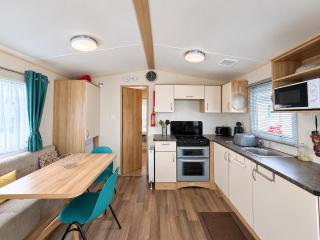 Beautiful Caravan With Decking At Manor Park, Hunstanton Ref 23098T - 5