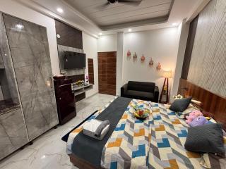 Presha Luxury-Inspired Stay in Sector 39 - 4