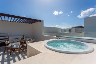 Luxurious penthouse by the beach - 9