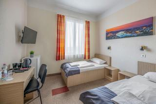 FREE PARKING, FREE BUFFET BREAKFAST, only 15 minutes to City Center - 2