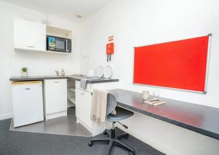 Cosy Studio in Central Coventry w Gym & Games Room - 6