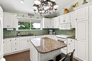 Shaded Oaks, Spacious 3BR Home with Jetted Tub and Private Deck - 2