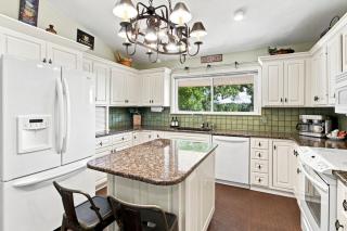 Shaded Oaks, Spacious 3BR Home with Jetted Tub and Private Deck - 1