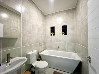 Charming Urban Retreat With Scenic Views - 9