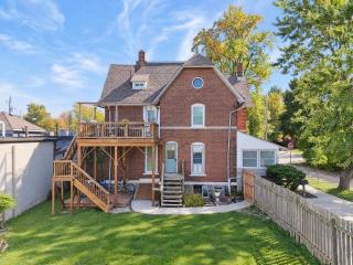 Walk to Medina Square, Historic 1880 Home - 9