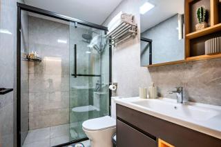 Elegant 1BR Lavington Near Junction Mall - Fast WiFi, Heated Pool & Gym - 8