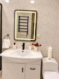 Luxury 1-Bedroom Apartment with Cascade View - 6