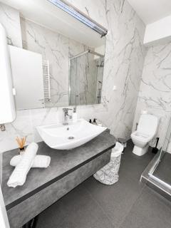 Blush Serenity 2, 5 Min to Square Free Parking - 4