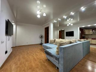 Букетова 65, просторная двушка возле Центрального Парка - 1