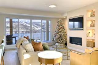 NEW! Stunning Tremblant Lakefront Gym/Pool Table - 4