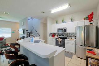 8 Mi to Disney: Villa w/ Screened Pool & Lanai - 3