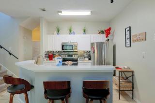8 Mi to Disney: Villa w/ Screened Pool & Lanai - 2