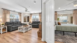 Lakefront walk-in condo overlooking Marina - 8