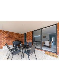 Wellard Nest- Perth- Newly built house, walk to the shops and train station- Close to Rockingham and motorplex - 6