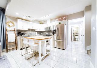 Prairie-Luxe Suite with Private Hot Tub - Fireplace - 7