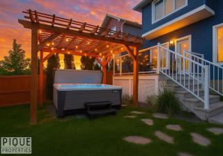 Prairie-Luxe Suite with Private Hot Tub - Fireplace - 0