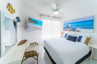 2 Bedroom Ocean Front Condo in the Hotel Zone - 1