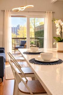 Jennifer's Chic 2nd Floor Apt Private Deck w Views - 9