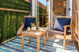 Jennifer's Chic 2nd Floor Apt Private Deck w Views - 7