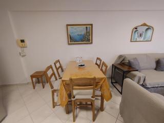 Leo's Sunny Apartment - 4
