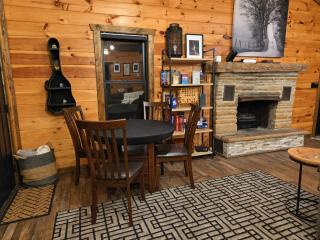 The Little Lake House-Wooded Retreat, King Bed, Fiber WiFi, 1 Min to Lake - 6
