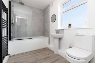 Stylish 3BR Durham Home Contractors Families - 6