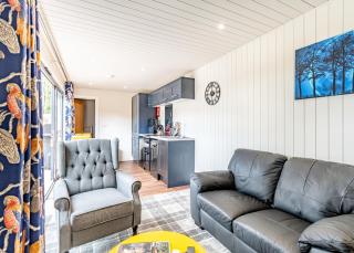 Woodland Lakes Boutique Lodges - 3