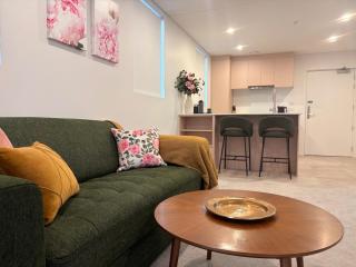 Boutique City Retreat King Bed CBD - 0