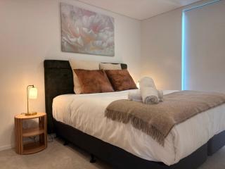 Boutique City Retreat King Bed CBD - 7