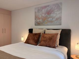 Boutique City Retreat King Bed CBD - 6