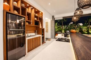 Splendid 6BR Villa, Just 400m to the Shoreline - 2
