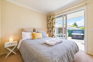 Lake Tekapo - 3 Bedrooms with Hot Tub & Lake Views - 2