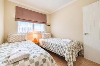 Lake Tekapo - 3 Bedrooms with Hot Tub & Lake Views - 1