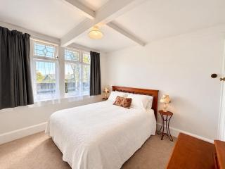 Cheltenham Beach Garden Apartment - 9